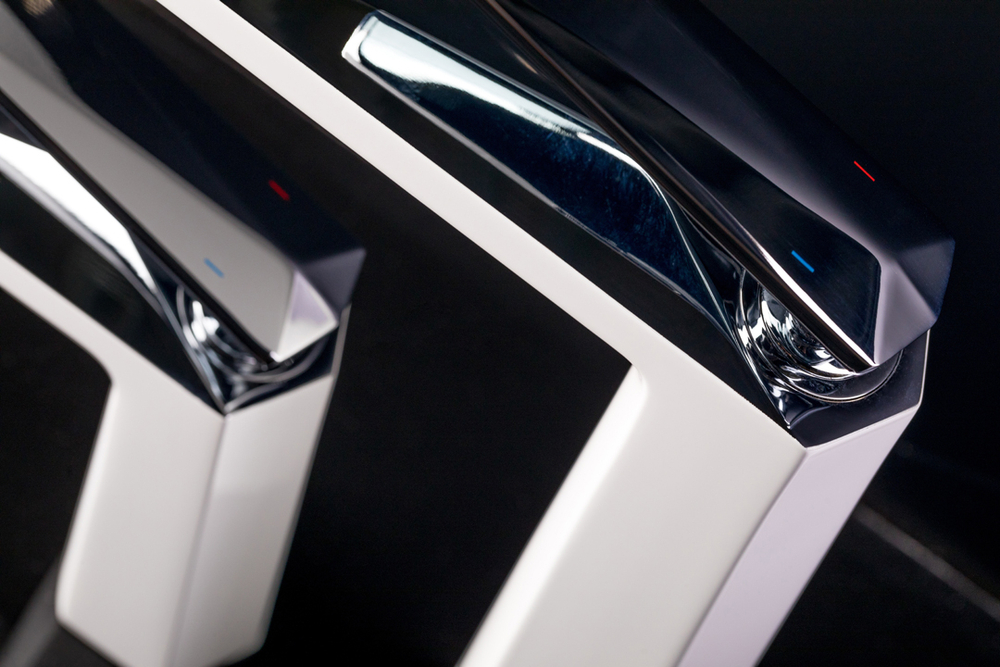 Смеситель для умывальника высокий VENTURO белый + хром