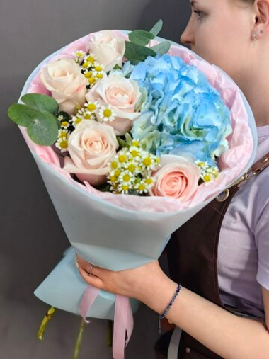 Авторский букет в розово-голубой гамме с гортензией