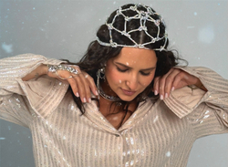 Мерцающий костюм в цвете «шампань»