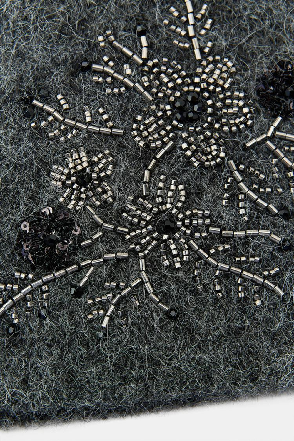 ZARA ШАПКА БИНИ С ВЫШИВКОЙ И БУСИНАМИ, СЕРЫЙ