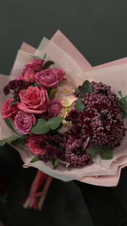 Яркий сборный букет в винных оттенках