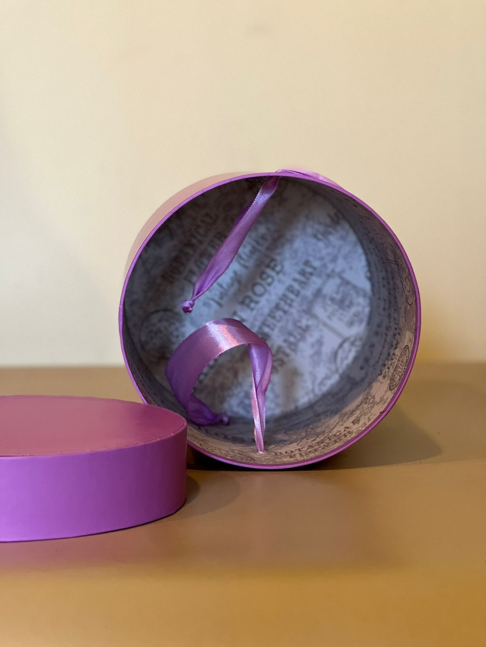 Шляпная коробка эконом 14 см . Цвет; Лиловый . Розница 350 рублей .