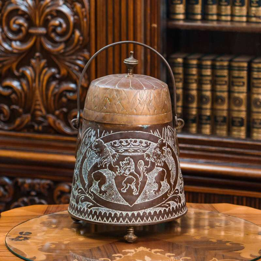 Антикварная зольница с дворянским гербом