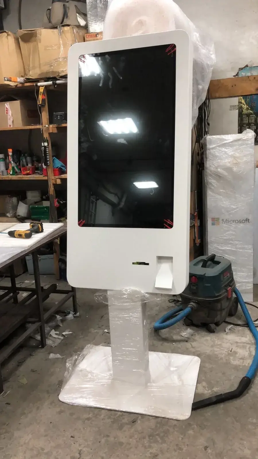 Терминал самообслуживания Legacy X 32"