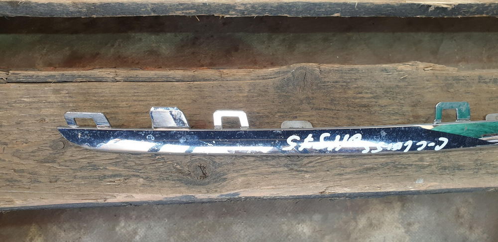 Молдинг решетки радиатора Mercedes C (W205) 14-18 Б/У Оригинал A2058880373