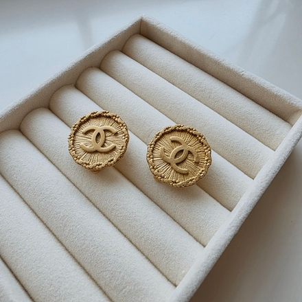 Клипсы Chanel с логотипом