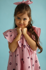 Платье из муслина «Розовый лео» с резинкой для волос в комплекте