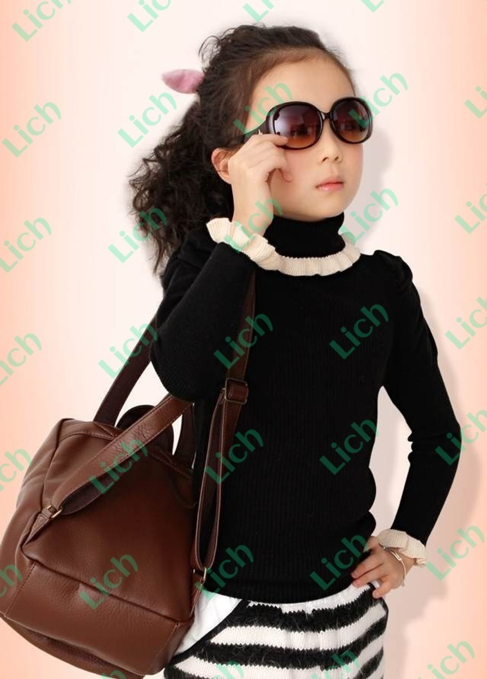 Водолазка с драпировкой рукавов и отделкой контрастными рюшами