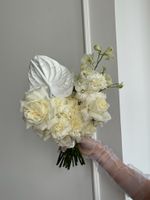 Свадебный букет из дельфиниума, диантусов, одноголовых роз и антуриума