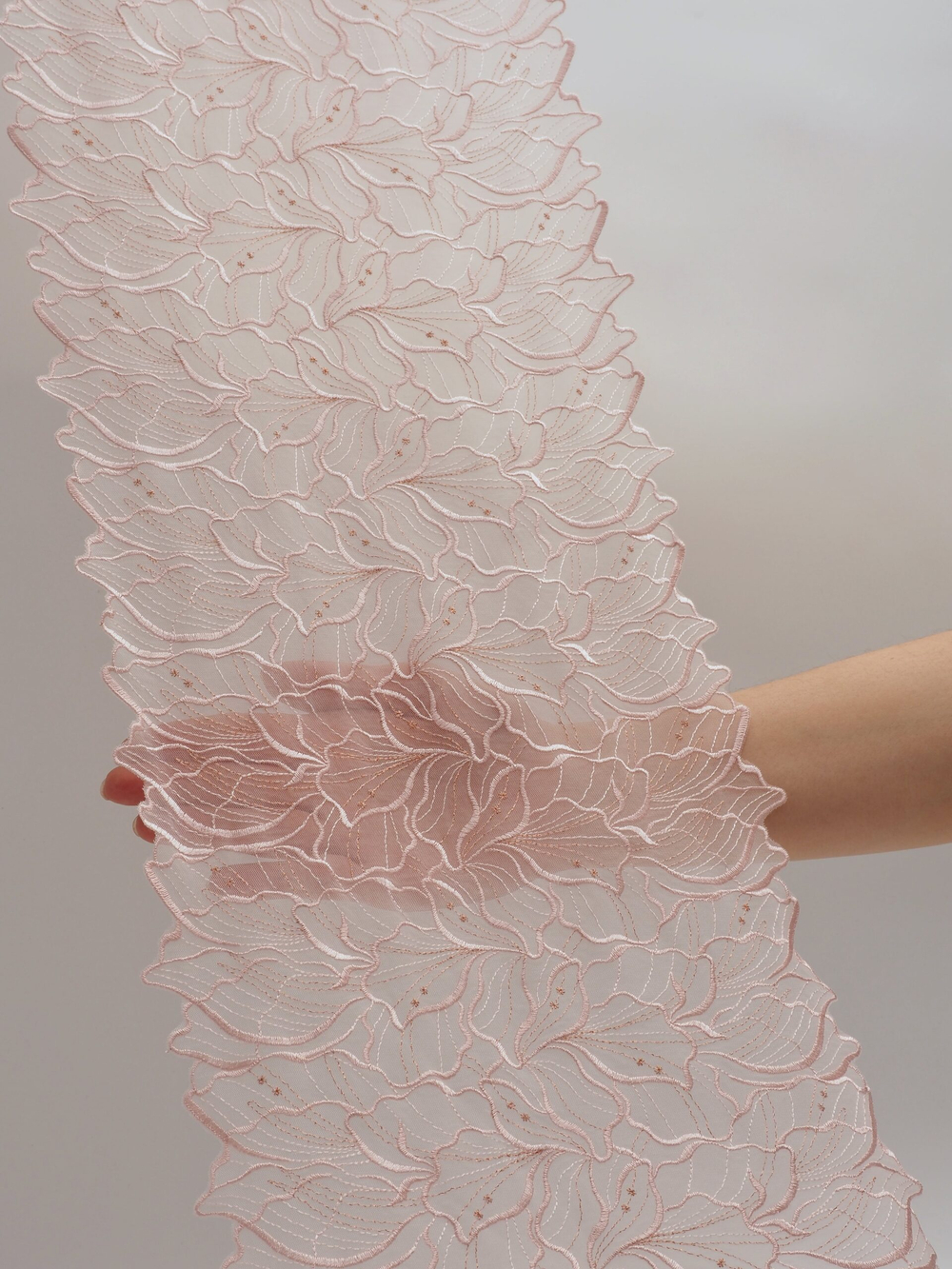 Вышивка на сетке пудровая c люрексом неэластичная ширина 24 см