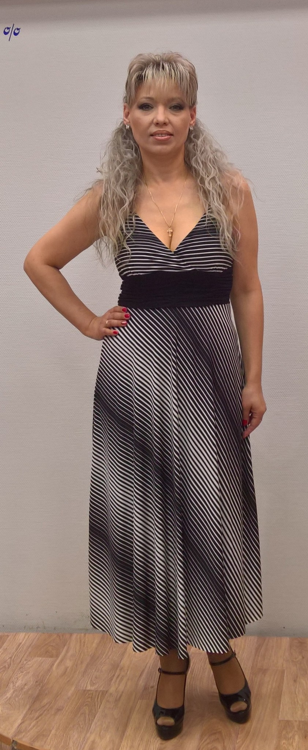 Нарядное платье на бретельках с драпировкой и полоской