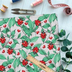 Ткань лён яркие божьи коровки в листве