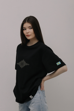 印有 "DQ声音 "的T恤衫