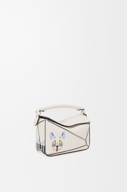 Loewe Мини-сумка Puzzle Futurist Cat из классической телячьей кожи, экрю