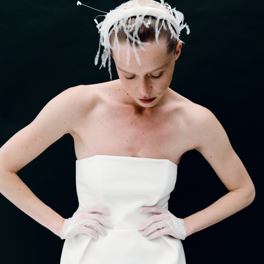 Ободок узкий с белыми перьями