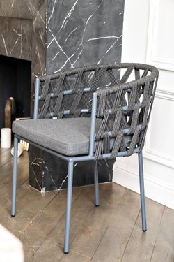 "Диего" стул плетеный из роупа, каркас из стали серый (RAL7022) муар, роуп темно-серый круглый, ткань темно-серая 027