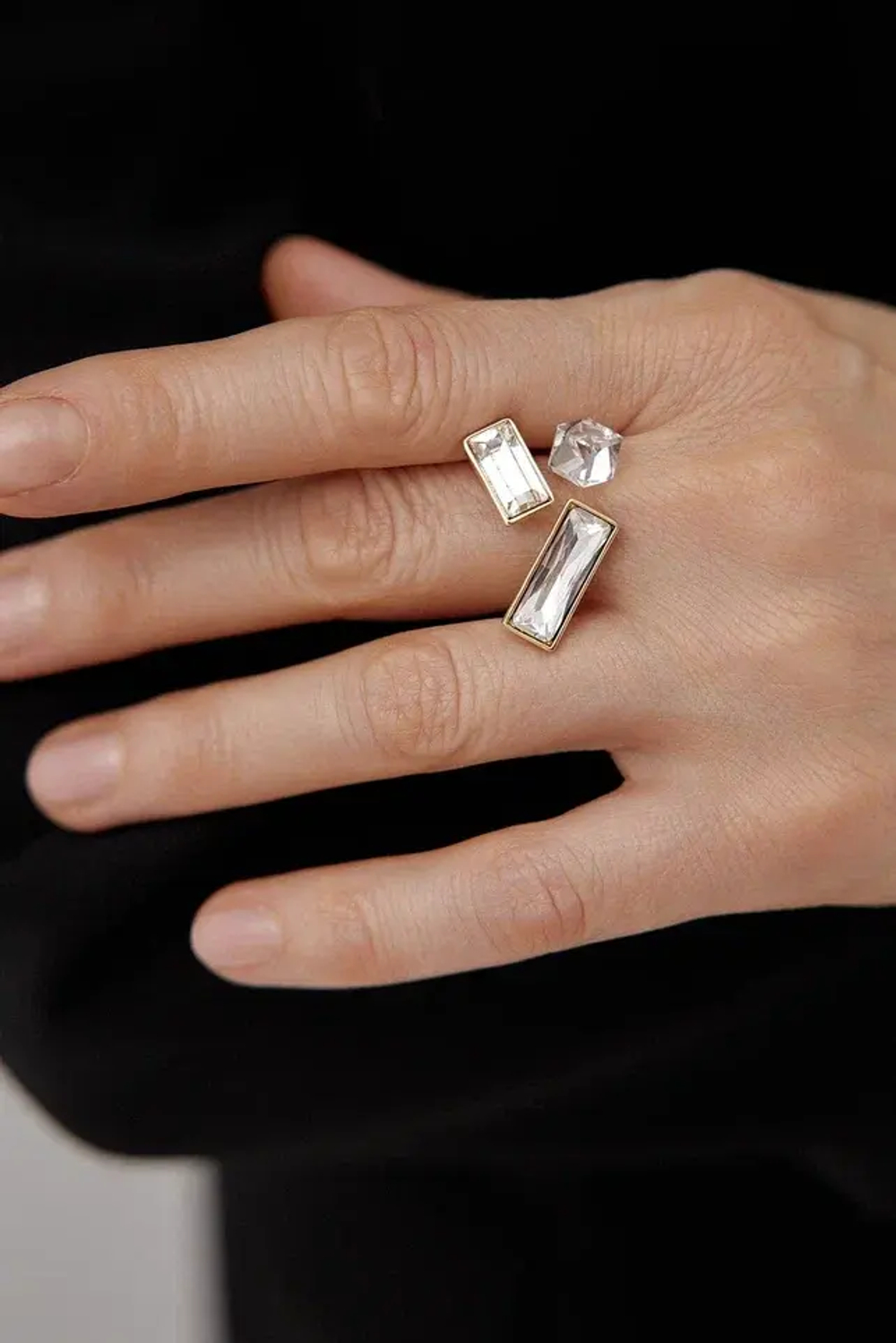 Кольцо безразмерное два прозрачных кристалла-прямоугольника и кубик в золотой рамке