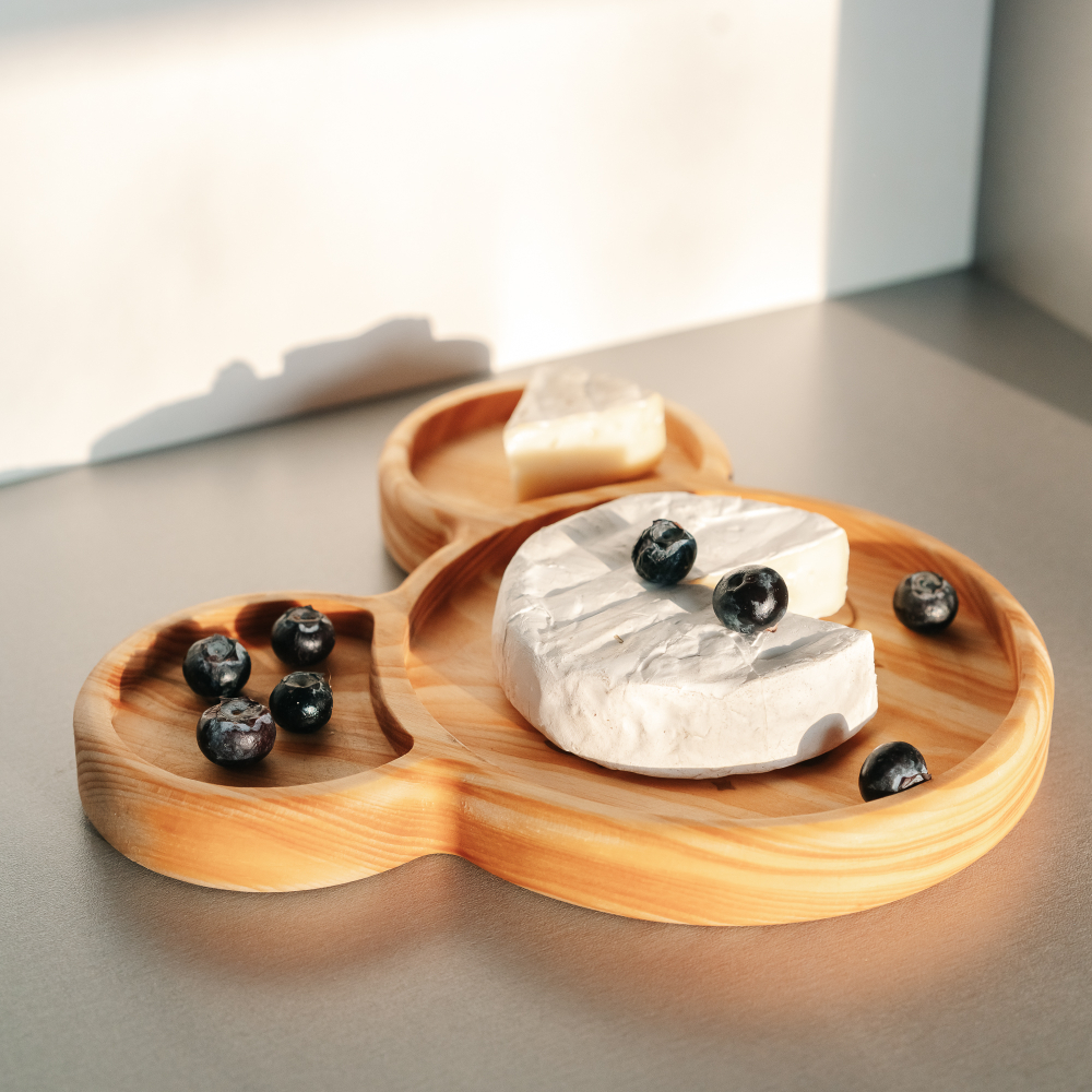 Деревянная менажница из кедра для подачи блюд и закусок с гравировкой "Чудеса случаются"