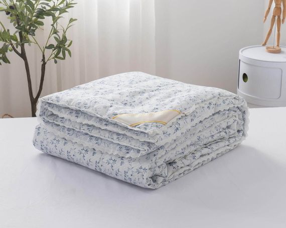 Одеяло Майя (голубая) микроволокно в сатине всесезонное