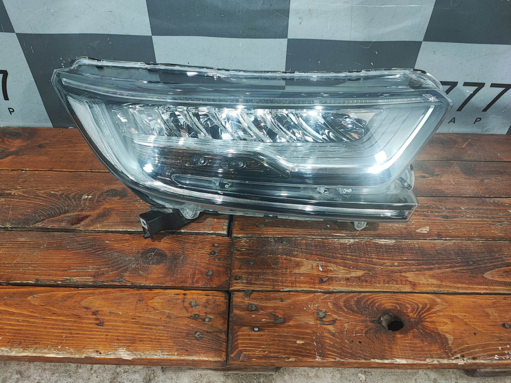 Фара правая LED Honda CR-V 5 Б/У Оригинал 33100TLAG11