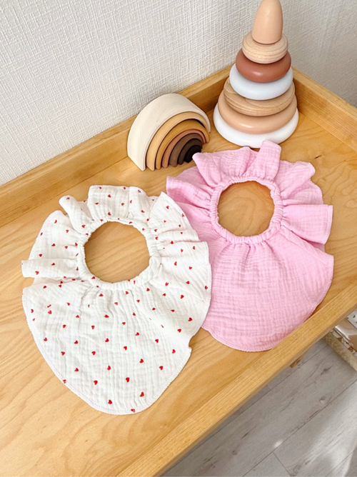 Муслиновый нагрудник Сердечки pink