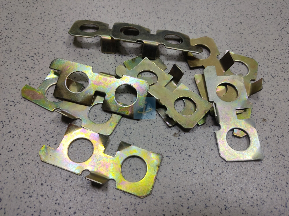 Пластина замковая левая (с усиком) 236-1005129-Б