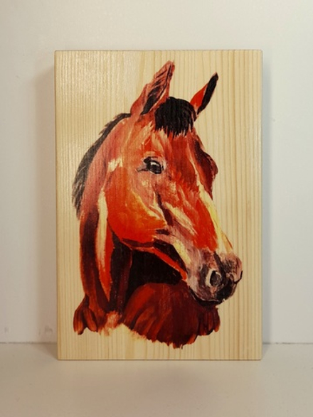 Панно на дереве. Голова лошади красная