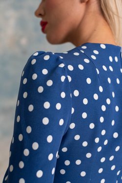 Платье в горошек синего цвета