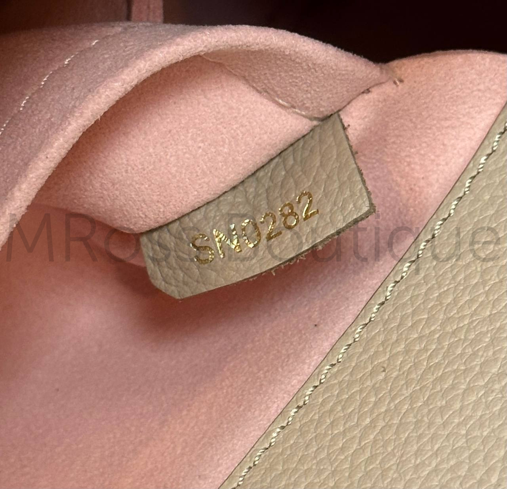 Бежевая сумка Lockme Ever Mini Louis Vuitton