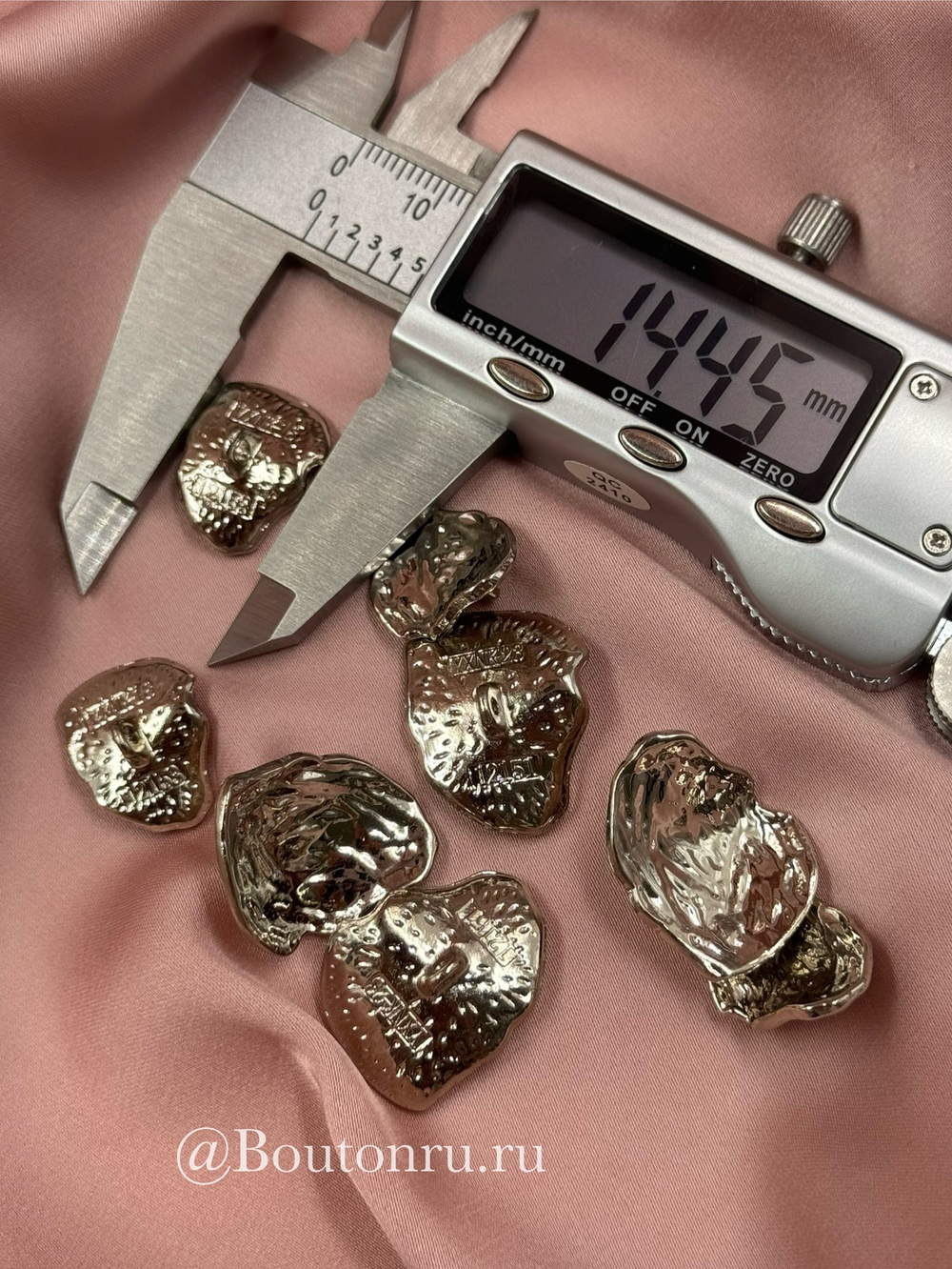 Пуговицы изогнутые неровной формы с жатым эффектом в серебре