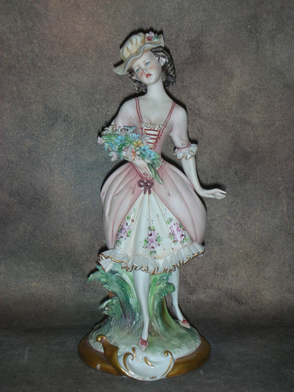 Статуэтка. Фарфор. Юная Леди с букетом цветов. Capodimonte. Италия