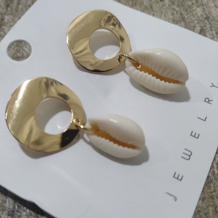 Серьги-гвоздики Ракушка Каури круг с отверстием изогнутый металл золотистый