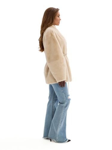 Бежевая шуба из эко-меха с поясом