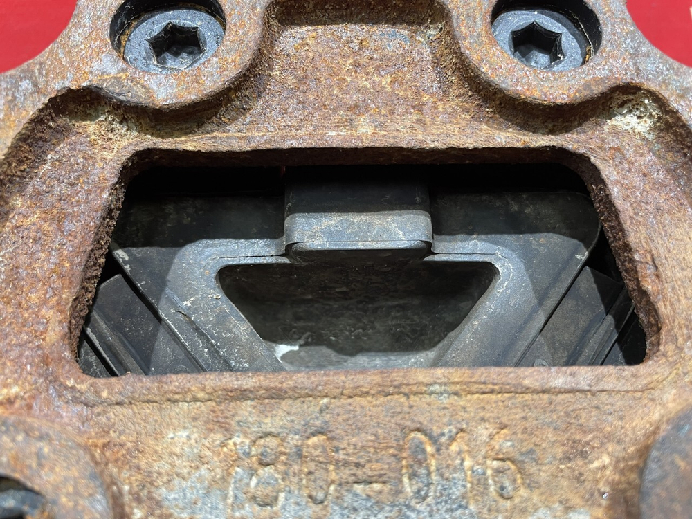 Подушка двигателя 2023г