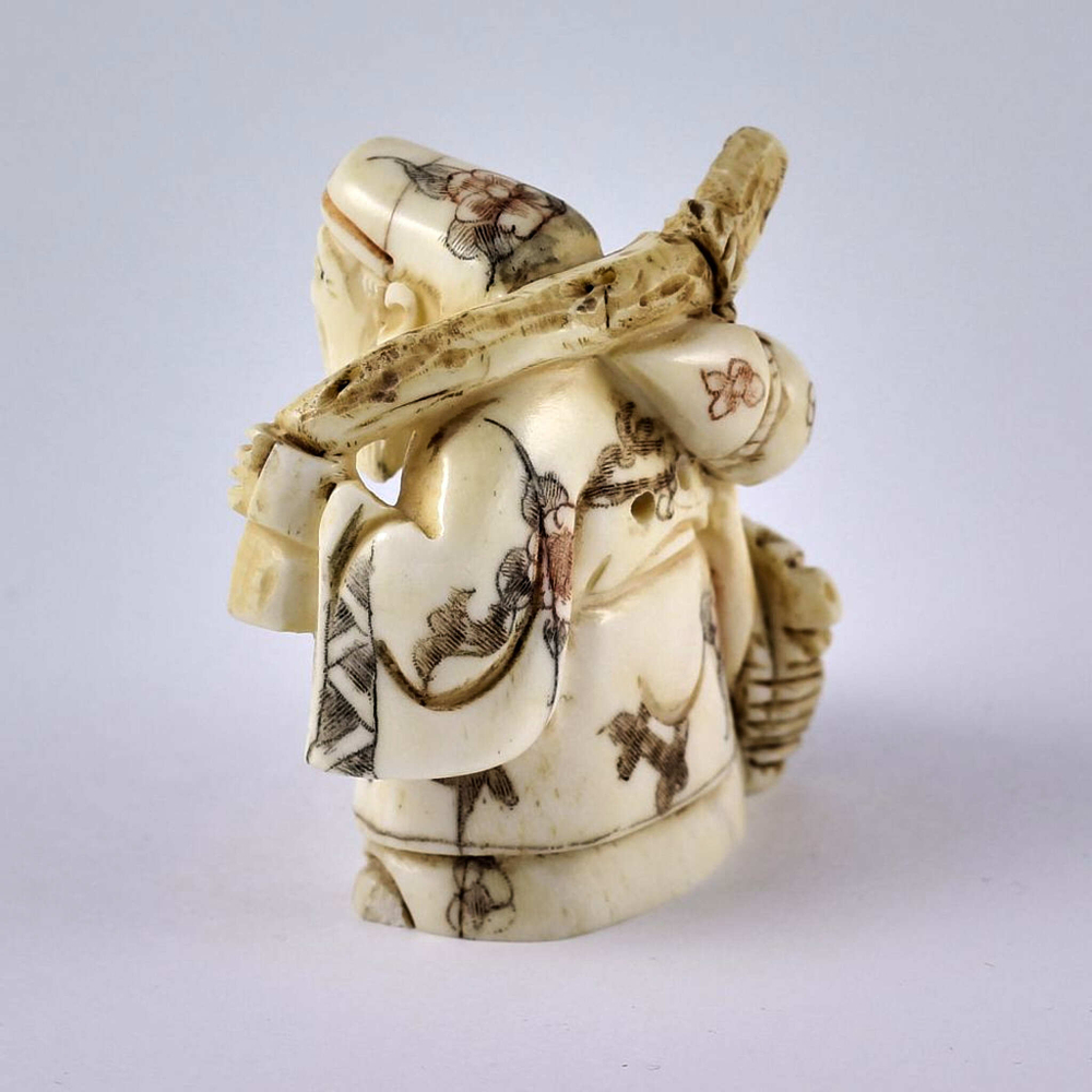 Нэцкэ Дзюродзин с корзиной рыбы и тыквой-горлянкой через плечо