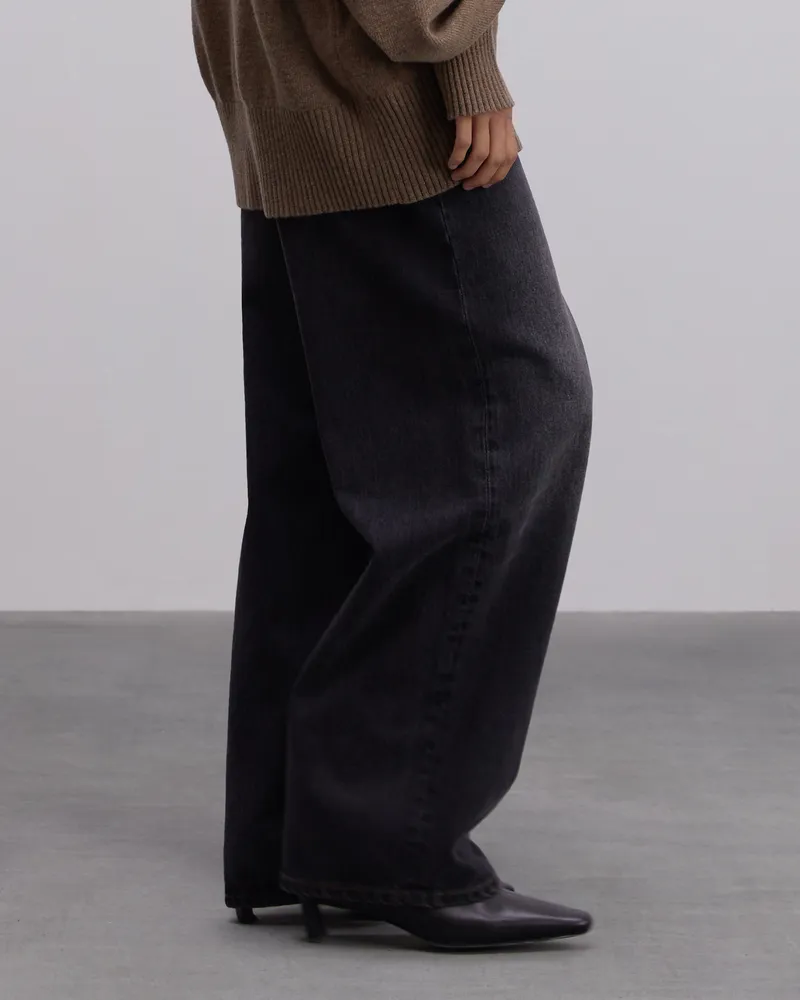 Темно-серые джинсы с высокой посадкой