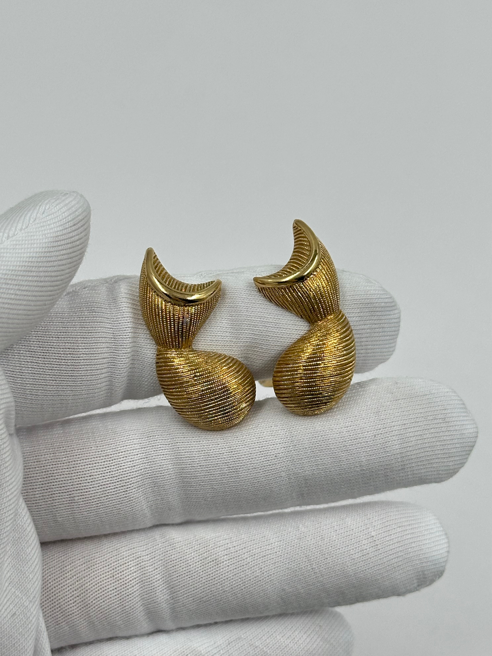 Клипсы с брашировкой Monet