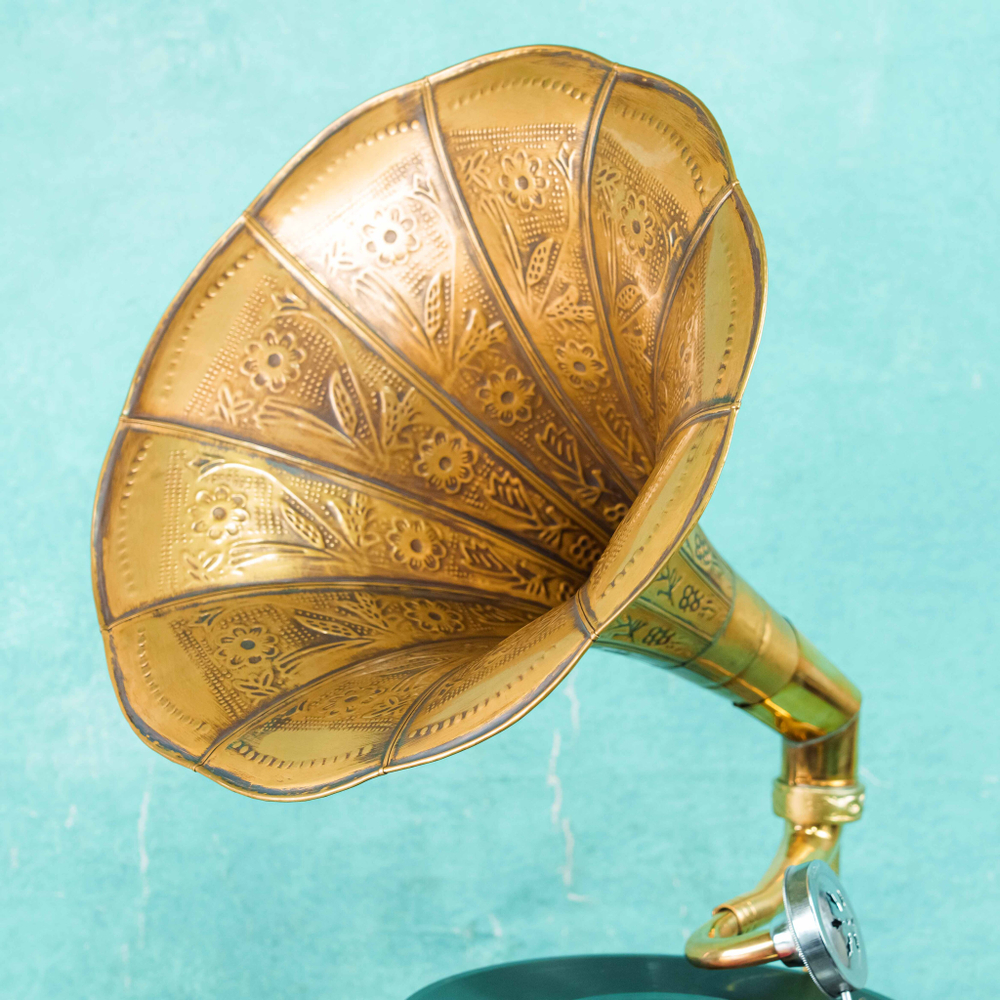 Граммофон с фарфоровыми вставками с изображением собак