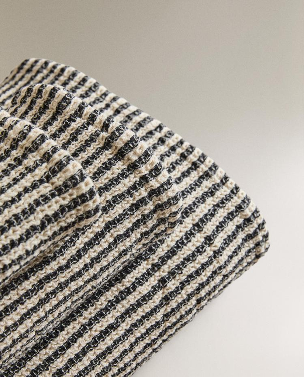 ZARA HOME ПОЛОТЕНЦЕ ДЛЯ ВАННОЙ С ВАФЕЛЬНЫМ УЗОРОМ, ПЕСОЧНЫЙ/ЧЕРНЫЙ