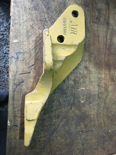 Зуб болтовой E25 правый 53103207