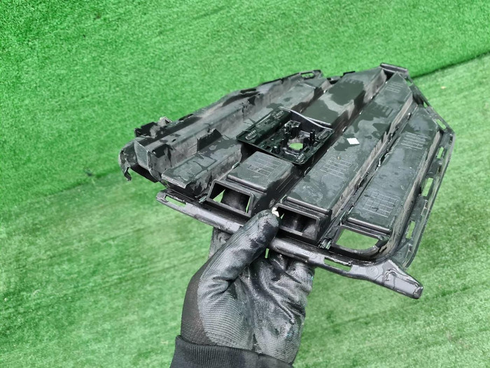 Решетка переднего бампера VW Touareg 3 (18-23)