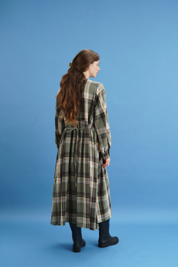 Платье оверсайз "жабо без жабо" с длинным рукавом, пыльно-зеленая клетка