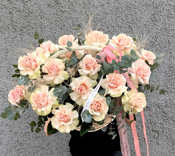 Изысканная корзина французских роз "Розовый сад"