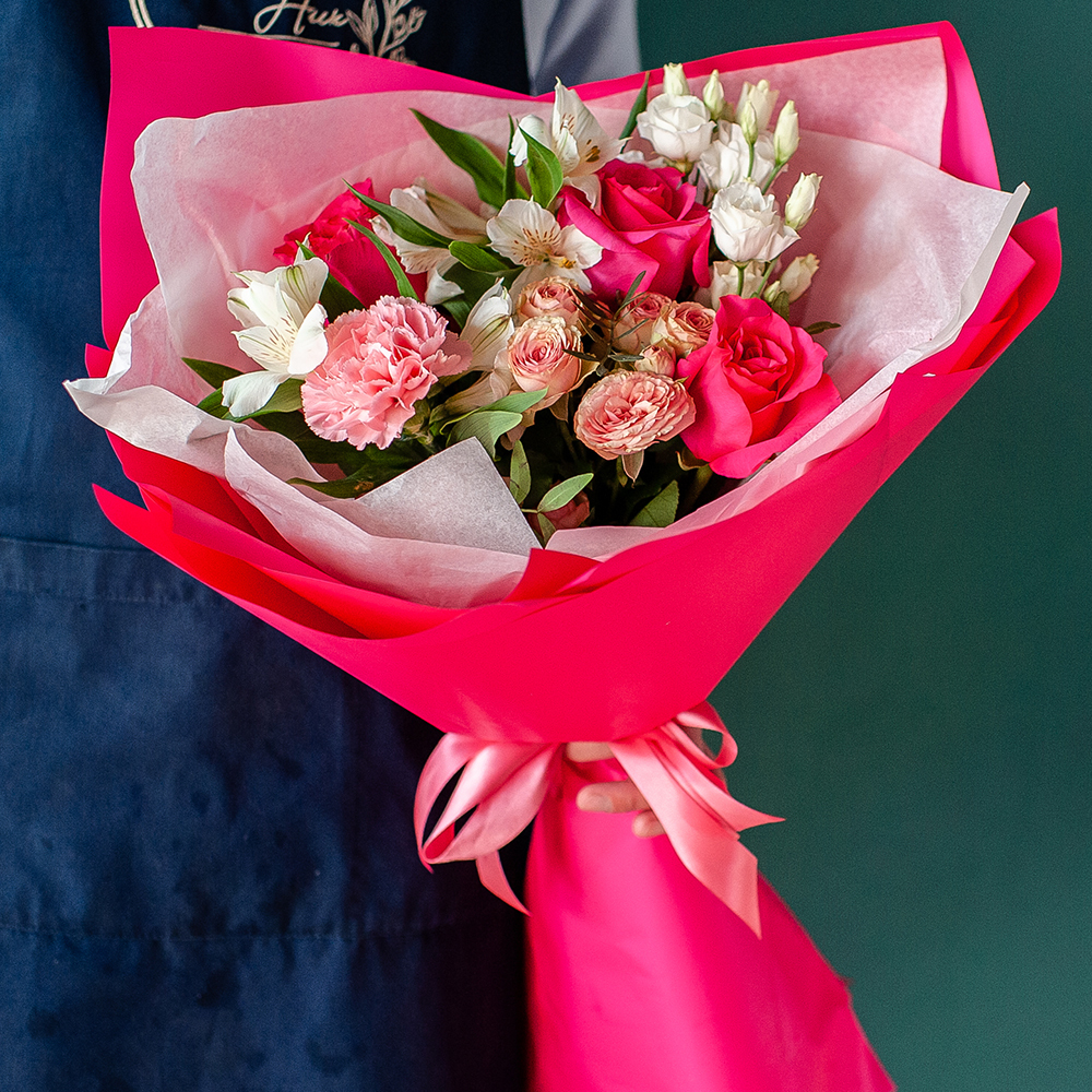 Яркий букет с малиновой розой и лизиантусом