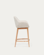 Полубарный стул Konna бежевого цвета с ножками из массива ясеня в светлой отделке, 65 см