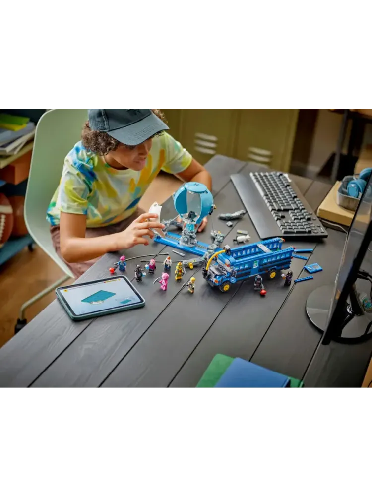 Конструктор Fortnite 77073 Боевой автобус