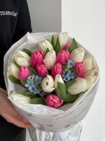 Букет из 21 тюльпана белого, розового цвета и незабудок