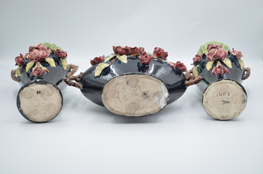 Гарнитур из двух интерьерных ваз и жардиньерки. Майолика, барботин, роспись. Франция. к. XIX в.