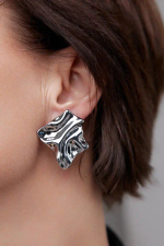 Серьги пусеты Le Form ромб неправильной формы, эффект "мятого" металла, оттенок серебро