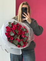 предзаказ - моно букет из кустовых роз и эвкалипта